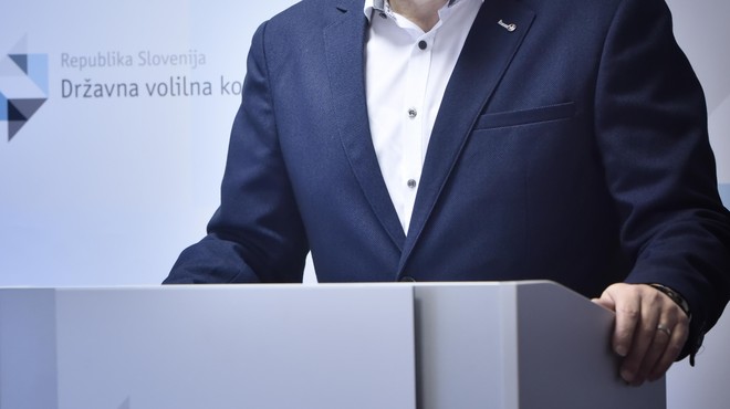 Slovenski aktivist na Državno volilno komisijo, čeprav je okužen s koronavirusom (foto: Bobo)