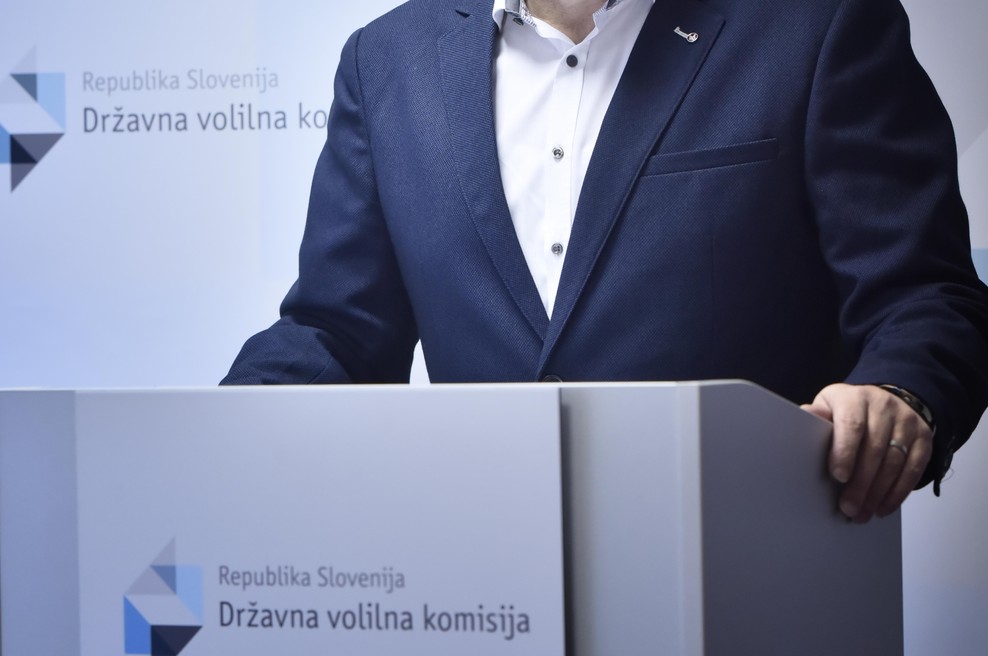 Slovenski aktivist na Državno volilno komisijo, čeprav je okužen s koronavirusom (foto: Bobo)