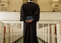 Duhovnika in nuno napadel z nožem