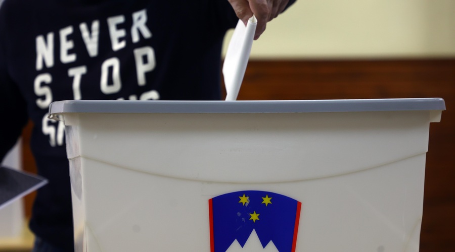 Dve volišči zaprli šele PO 19. uri! Kako je to mogoče? (foto: Bobo)