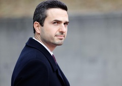 Se načrt za nakup oklepnikov zapleta?