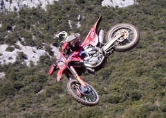 Spektakularna dirka! Napadli so ga izza hrbta, kljub temu je Tim Gajser ZMAGAL