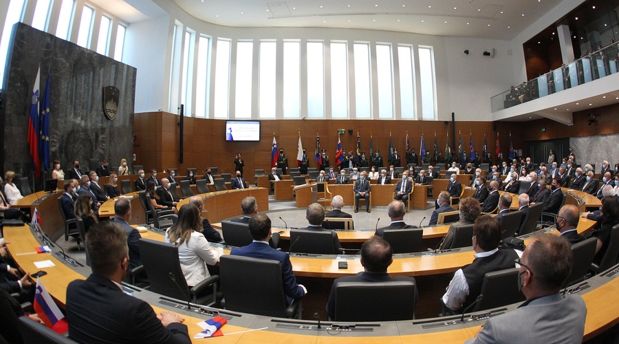 Potrjen uradni izid volitev: zaradi napake v sistemu je prišlo do sprememb! (foto: Bobo)