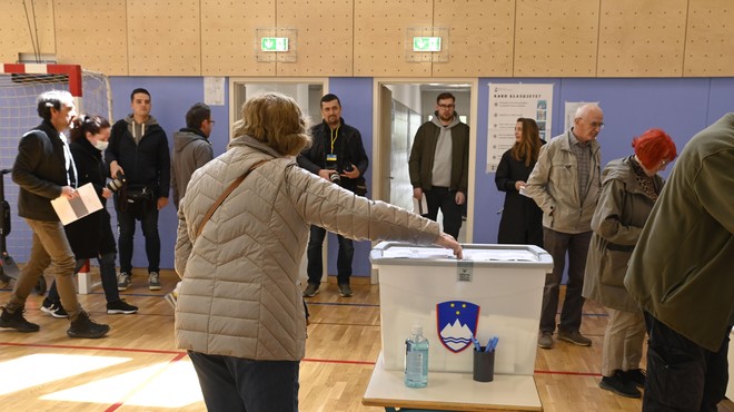 Pred volitvami velja volilni molk: inšpektorji že dopoldne imeli polne roke dela (foto: Bobo)