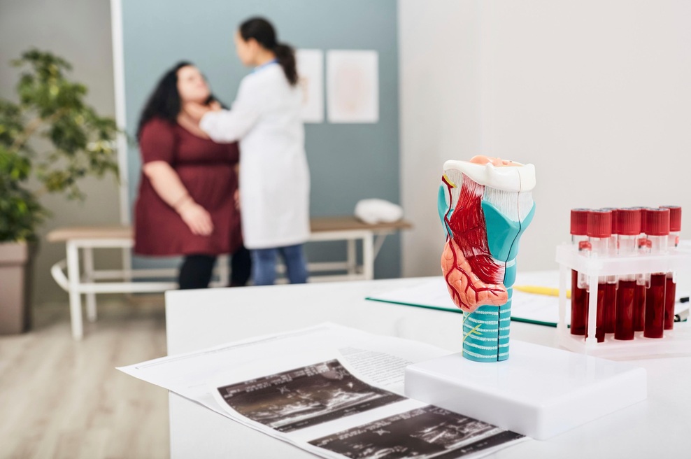 Predhodna obolenja ščitnice slabšajo klinično sliko tudi pri covidu-19 (foto: profimedia)