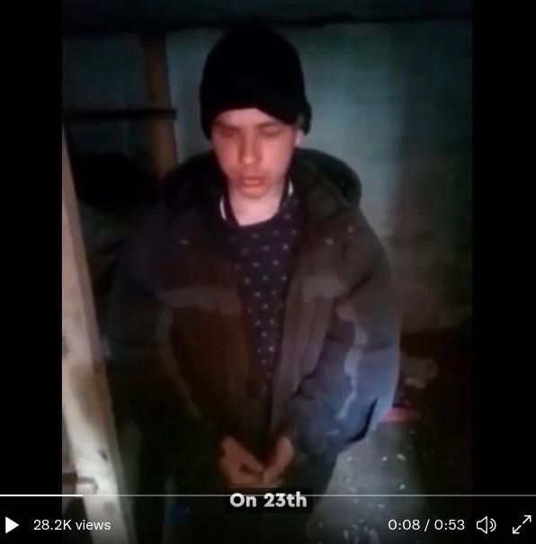 Svetovalec Zelenskega s srhljivim videom zajetega ukrajinskega vojaka: »Mamo izsiljujejo za denar. Isti so kot IS!« (foto: Twitter Mihajlo Podoljak)