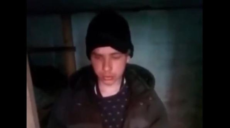 Svetovalec Zelenskega s srhljivim videom zajetega ukrajinskega vojaka: »Mamo izsiljujejo za denar. Isti so kot IS!« (foto: Twitter Mihajlo Podoljak)