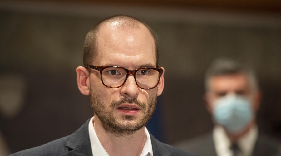 Vatovec: volivci si ne želijo, "da stari trgovci z orožjem nadaljujejo s svojimi nesmiselnimi nakupi" (foto: Bor Slana/STA)