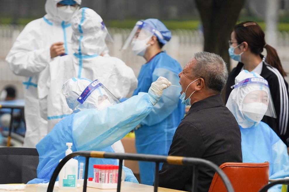 Vse čakajo trije krogi PCR-testiranj (foto: Profimedia)