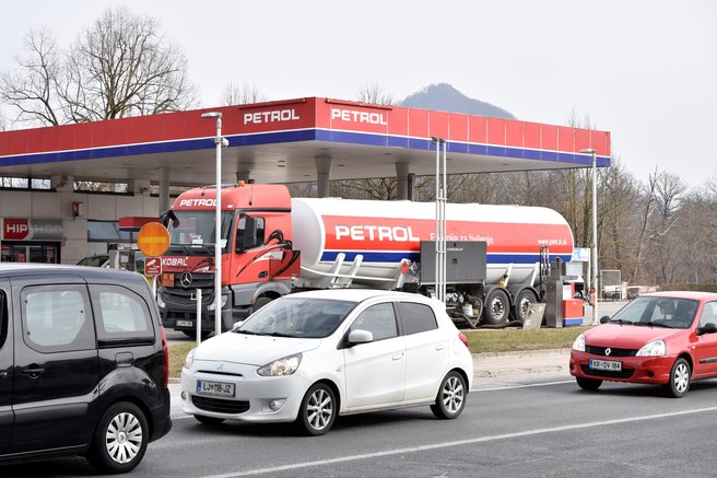 Petrol zaprl štiri poslovalnice, kritikam ni videti konca: "Takšni ukrepi vam ne morejo biti v ponos"