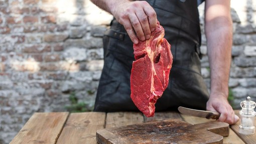 Kako zmehčati tudi najbolj žilavo meso? Skrivnost je v eni sami sestavini, zaradi katere se bo kar topilo v ustih