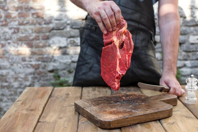 Kako zmehčati tudi najbolj žilavo meso? Skrivnost je v eni sami sestavini, zaradi katere se bo kar topilo v ustih