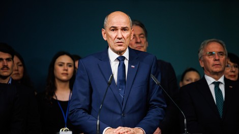 Janša tujim medijem: "Preverite svoje vire"