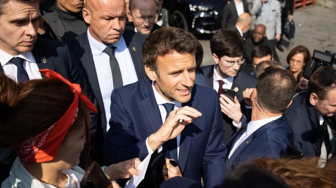 Francozi predsedniku niso namenili lepe dobrodošlice: leteli so PARADIŽNIKI (foto: Profimedia)