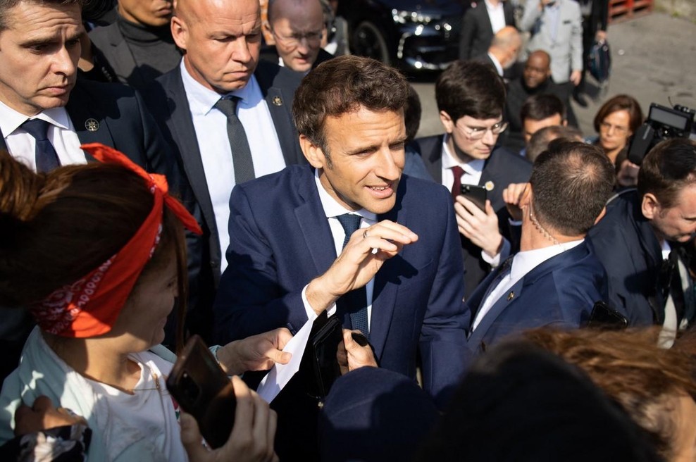 Francozi predsedniku niso namenili lepe dobrodošlice: leteli so PARADIŽNIKI (foto: Profimedia)