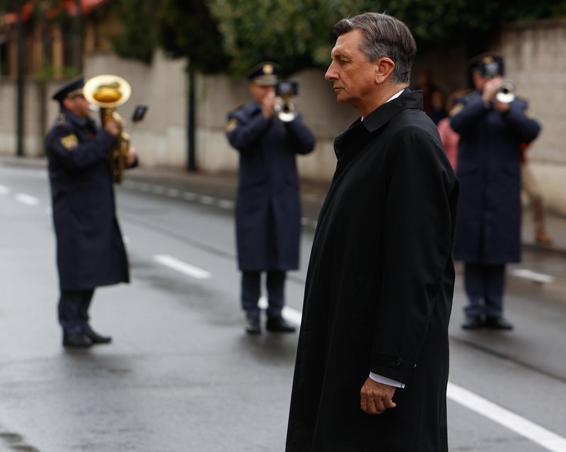 Predsednik Pahor pri spomeniku OF v Rožni dolini.