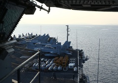 Janez Janša v družbi odletel na letalonosilko