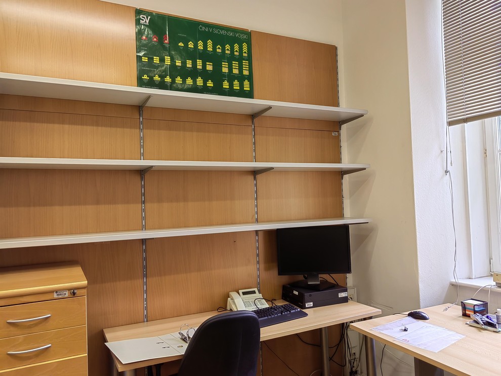 Veliko, veliko, veliiiiko prostora za shranjevanje vse dokumentacije. Ker so v procesu praznjenja prostorov, so police seveda že prazne. Ampak …