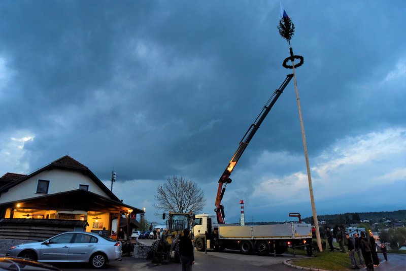 Postavljanje mlaja s pomočjo tehnike.