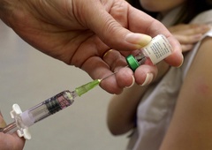 Veliko povpraševanja po trenutno dostopnem cepivu, a k nam prihaja prilagojeno: kdaj se cepiti?