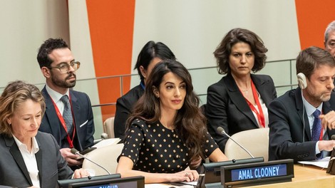 Amal Clooney opozorila na grozote v Ukrajini: "Klavnica v osrčju Evrope"