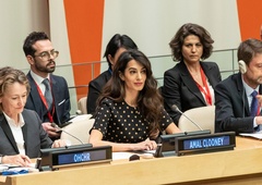 Amal Clooney opozorila na grozote v Ukrajini: "Klavnica v osrčju Evrope"