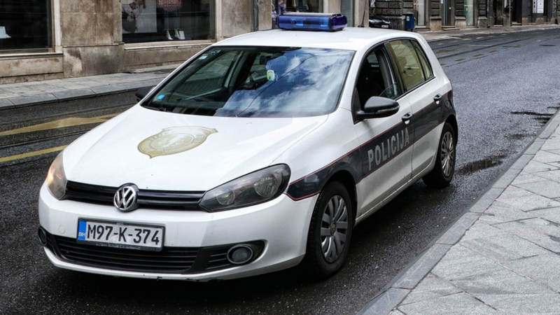 Na več deset šolah grožnje z bombnim napadom: šole pozivajo, naj otroci ne hodijo k pouku