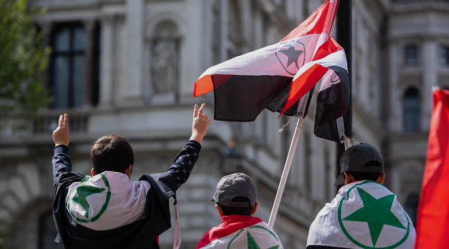 V podporo Jeruzalemu se je več kot tisoč Irancev zbralo na ulicah (foto: Profimedia)