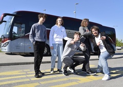 Naši evrovizijci na poti v Torino: tako se kratkočasijo na avtobusu (video)