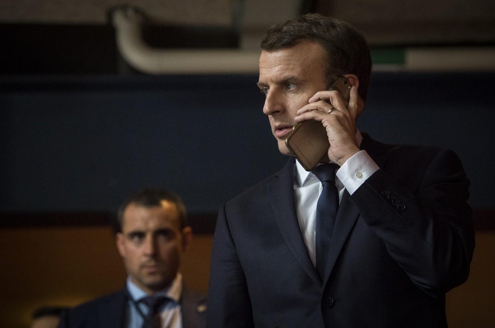Macron z Zelenskim o nadaljnjih francoskih korakih za pomoč Ukrajini (foto: Profimedia)