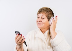 92-letna babica je zvezdnica TikToka! Želi si, da njen pogreb sledi tem 3 smešnim željam