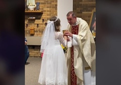 Na prvem obhajilu nasmejala celo cerkev, župnik pa je ni mogel ustaviti