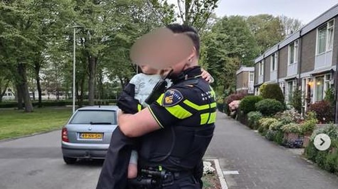 Najprej je prišel klic o bosonogem 4-letnem dečku v pižami, potem pa še poziv o zapuščenem vozilu (foto: Politie Basisteam Utrecht)