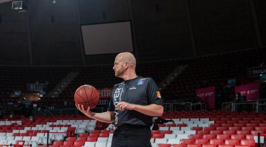 Diskriminacija: zaradi izgleda so mu prepovedali soditi (foto: Twitter/ FC Bayern Basketball)