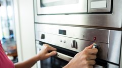 Trik, ki ga šefi varujejo kot školjka svoj biser: v pekač z mesom postavite 3 aluminijaste kroglice in le opazujte, kaj se dogaja