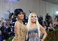 (FOTO) S to obleko je NAVDUŠILA svetovno znana oblikovalka Donatella Versace in oblekla TE zvezdnike
