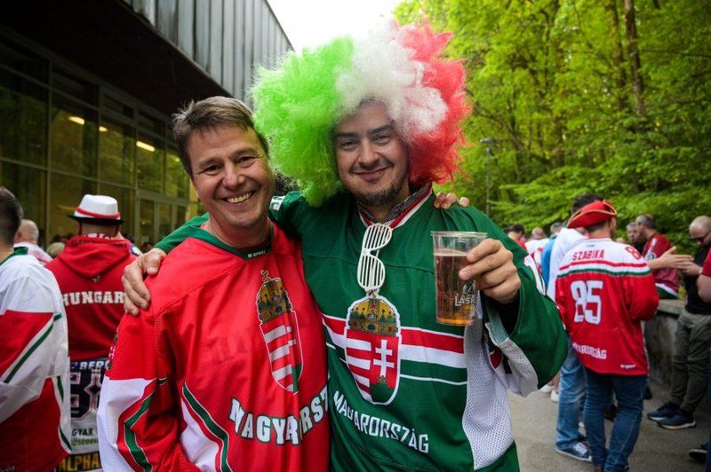 Veseli madžarski navijači pred Halo Tivoli.