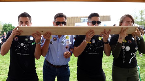 (FOTO) Uganete, kateri politik je študente na Škisovi nasmejal z izjavo: "Sem minister za obrambo pred dolgočasjem"?