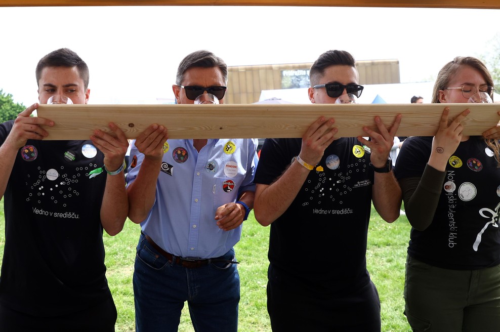 (FOTO) Uganete, kateri politik je študente na Škisovi nasmejal z izjavo: "Sem minister za obrambo pred dolgočasjem"? (foto: Bobo)