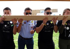 (FOTO) Uganete, kateri politik je študente na Škisovi nasmejal z izjavo: "Sem minister za obrambo pred dolgočasjem"?