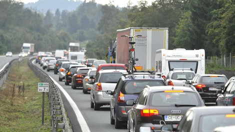 Oviran promet na avtocesti – pazite, da ne obtičite v koloni!