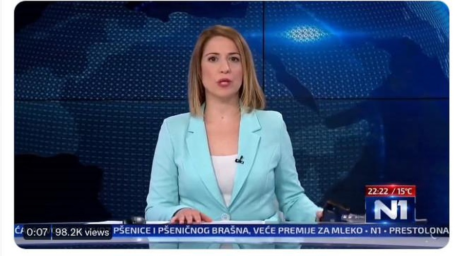 Sredi Dnevnika na srbski N1 je voditeljici zazvonil telefon. Takole se je znašla! (foto: N1/twitter)
