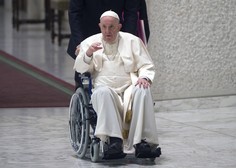 FOTO: Papež pristal na vozičku! Kakšna bolezen ga pesti?