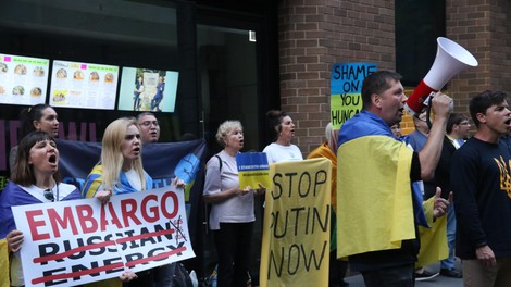 Ukrajinski protestniki pred madžarskim konzulatom v Avstraliji