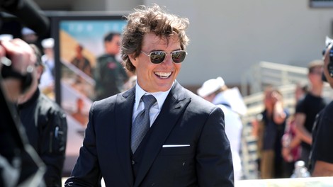 Tom Cruise OSUPNIL: na premiero novega filma Top Gun prišel V SLOGU!