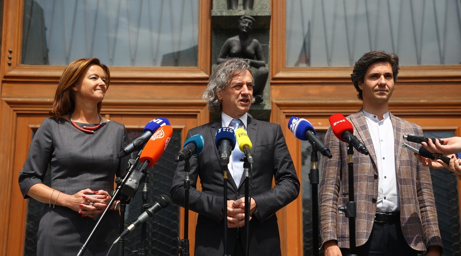 Nadaljevanje koalicijskih pogajanj: kdo bodo novi ministri? (foto: Bobo)