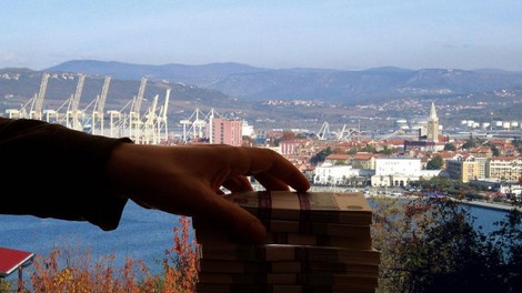 TOLIKO sta za osebne namene porabili direktorica podjetja in njena mama