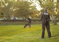 Kaj preverja policija, ko med sprehodom ustavi pasjega skrbnika?