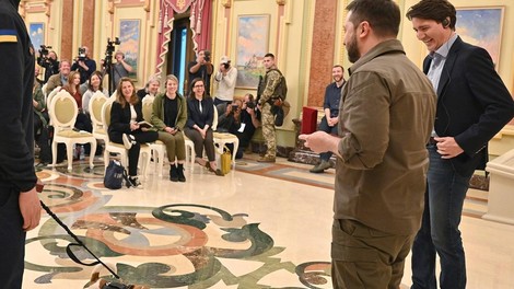 POGLEJTE, kako je Zelenski nagradil psa, ki v Ukrajini rešuje življenje