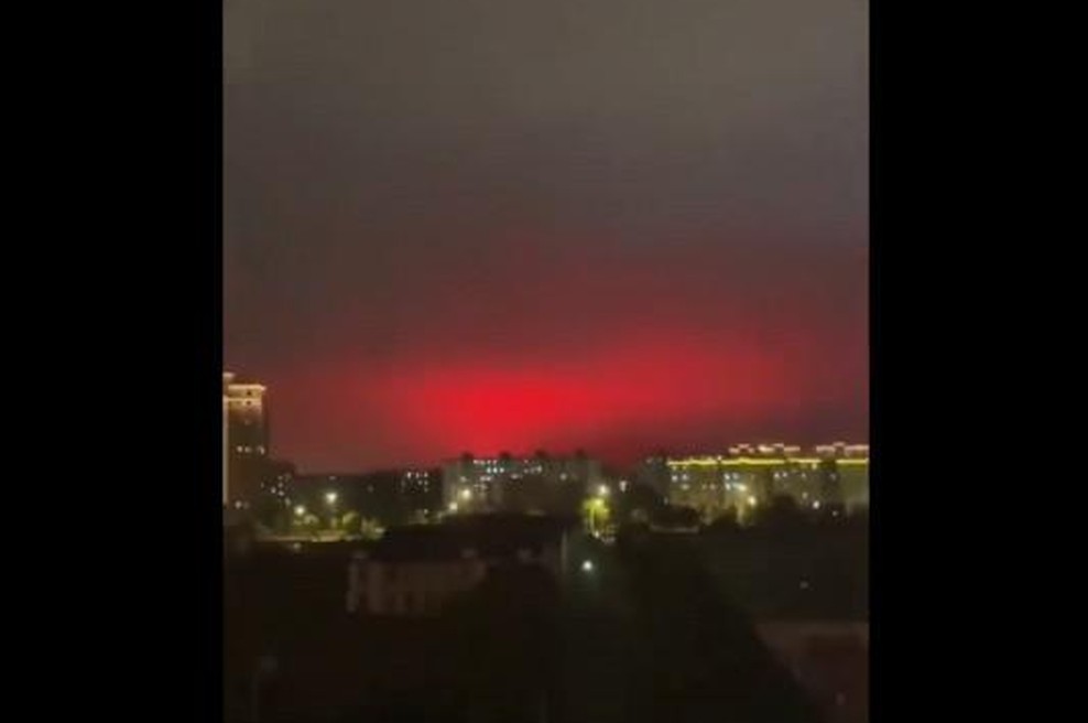 Prebivalce kitajskega mesta prestrašilo krvavo rdeče nebo: »Začel sem si delati zaloge!« (foto: @LoveWorld_Peopl)